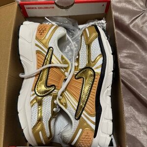 Metallic Gold Vomero 5
